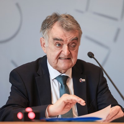 Herbert Reul (CDU), Innenminister in Nordrhein-Westfalen, ist auf einer Pressekonferenz zu sehen.