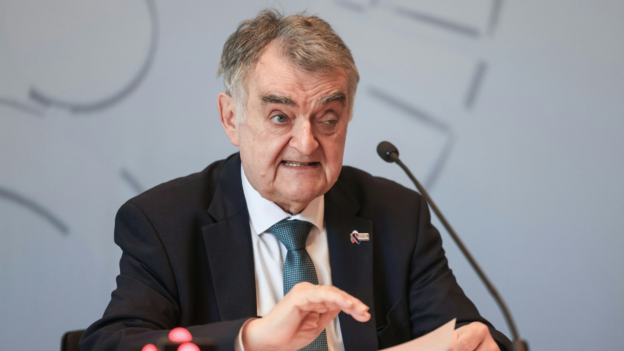 Herbert Reul (CDU), Innenminister in Nordrhein-Westfalen, ist auf einer Pressekonferenz zu sehen.