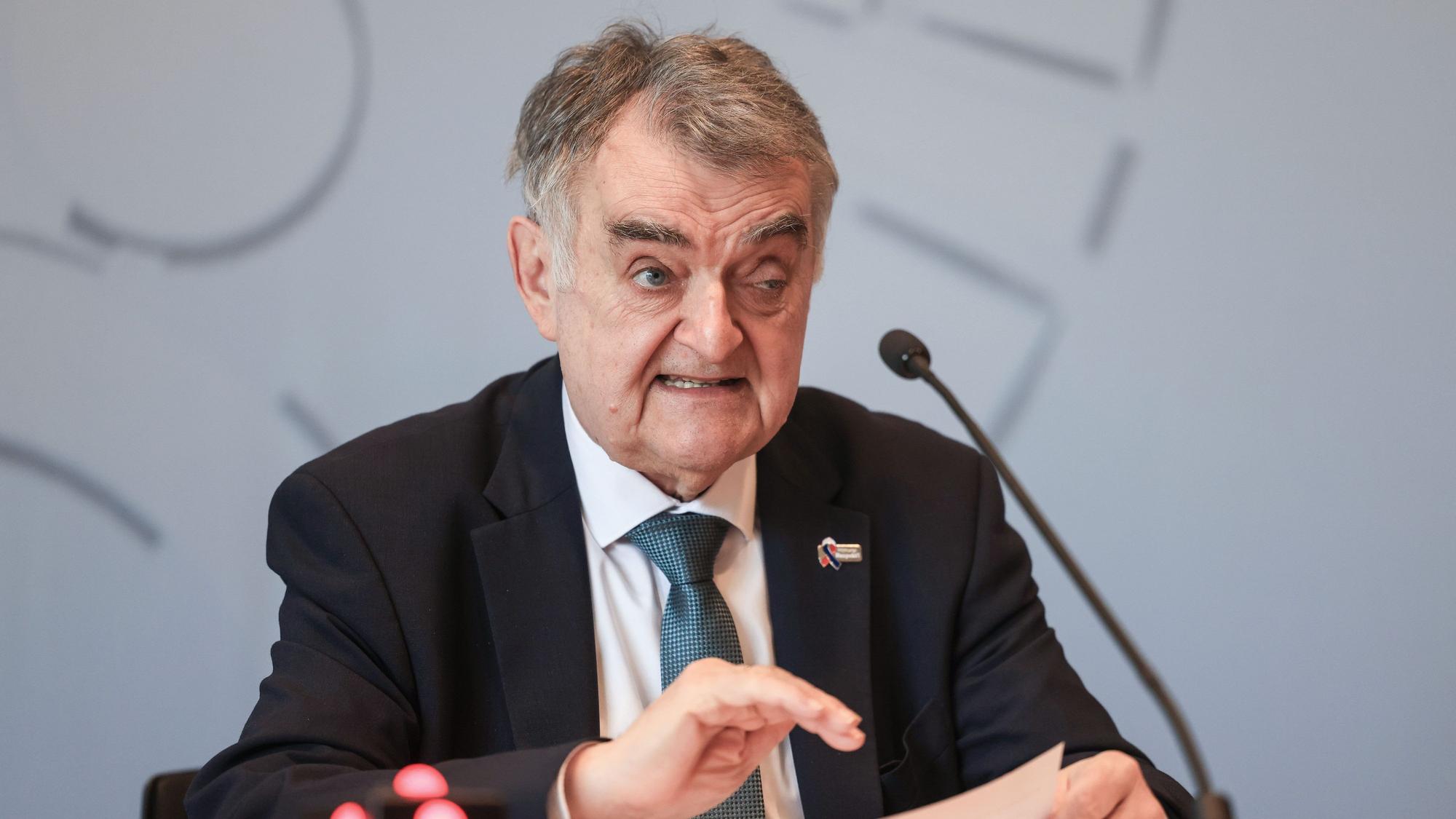 Herbert Reul (CDU), Innenminister in Nordrhein-Westfalen, ist auf einer Pressekonferenz zu sehen.