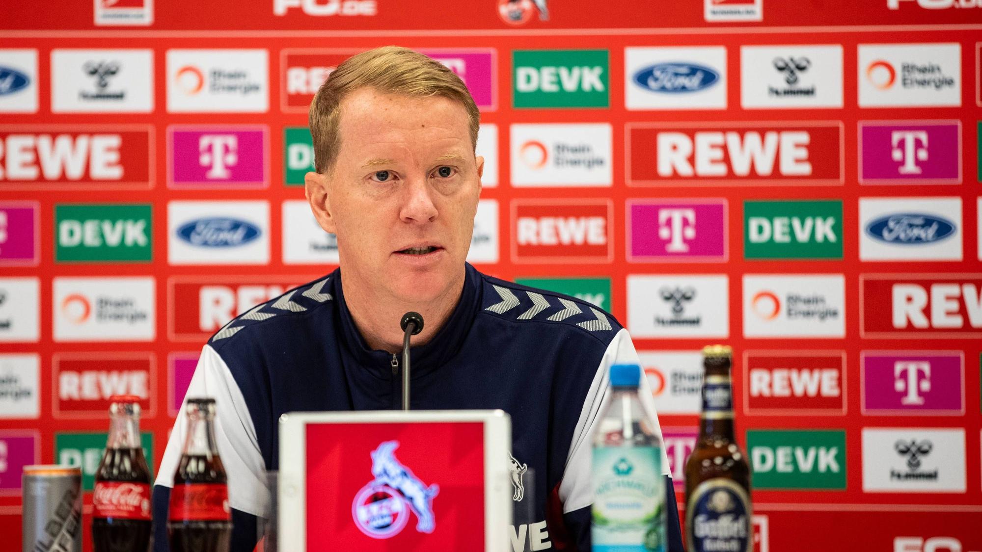 Timo Schultz bei der Pressekonferenz des 1.FC Köln vor dem Spiel gegen Darmstadt.