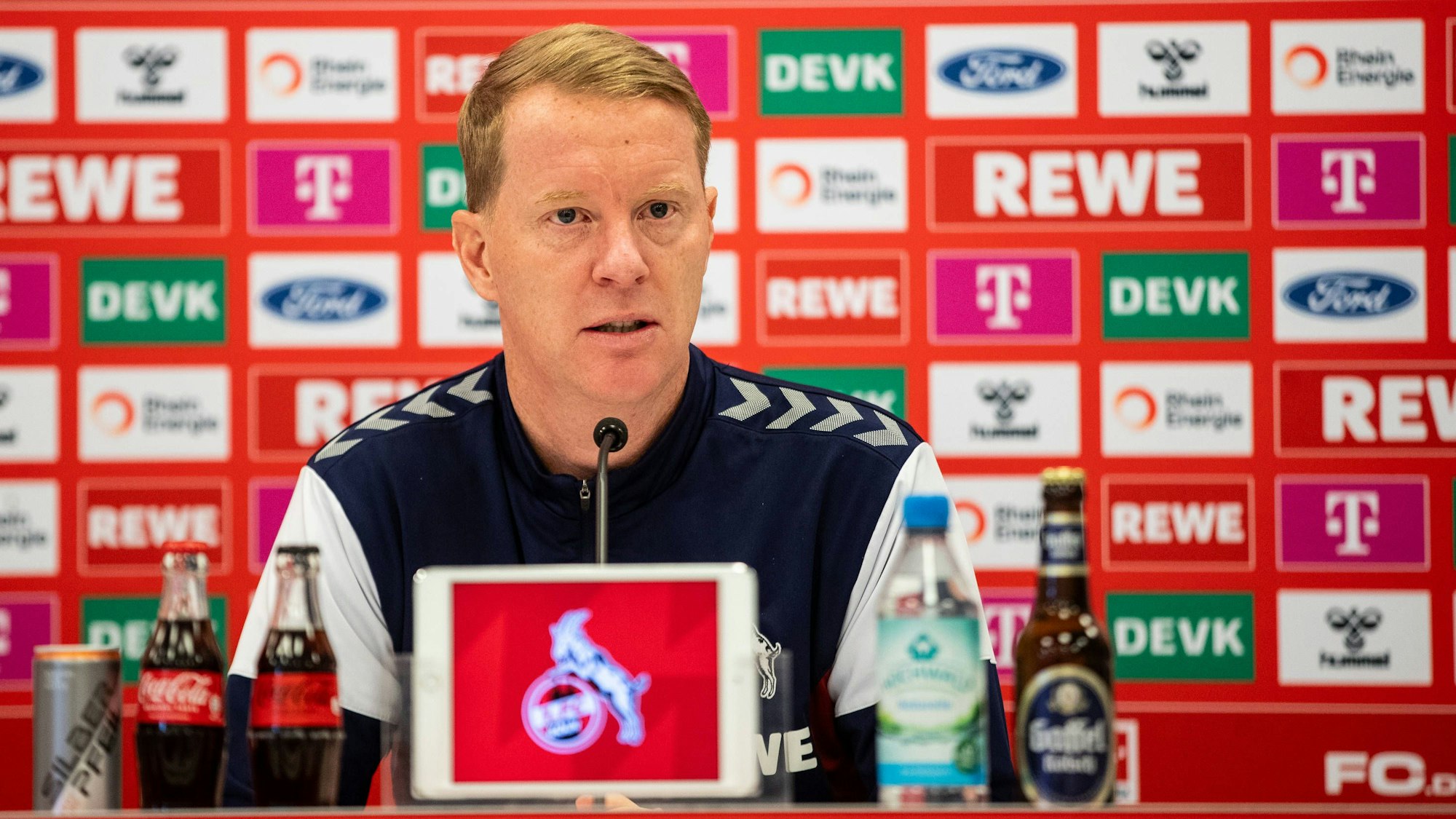 Trainer Timo Schultz auf einer Pressekonferenz des 1. FC Köln.