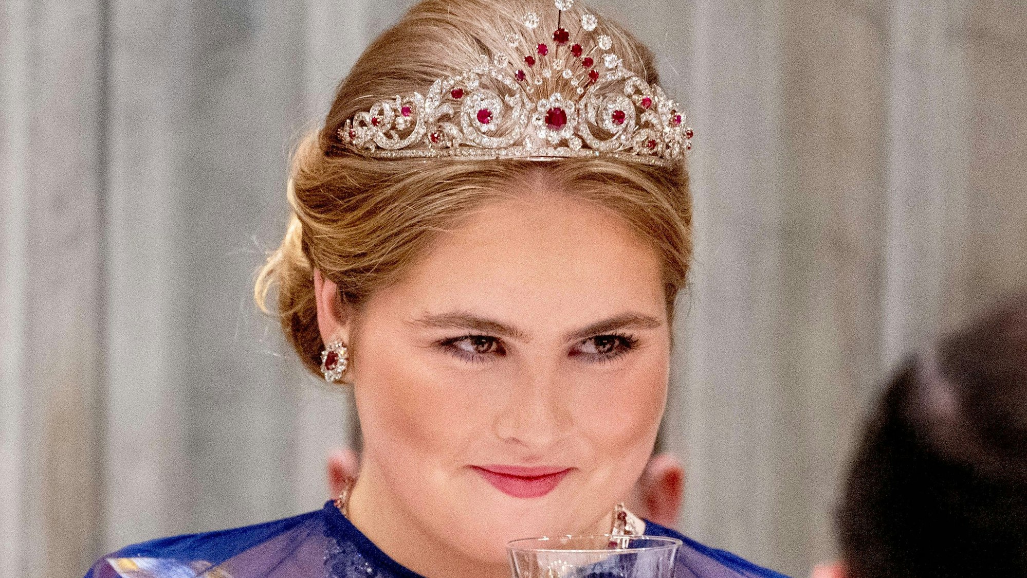 Kronprinzessin Amalia trägt eine Tiara und lächelt.