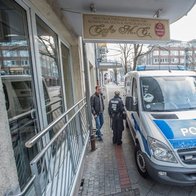 Razzia bei der Großfamilie am 14. März 2018: Ein Polizeiwagen steht auf der Hauptstraße in Wiesdorf.