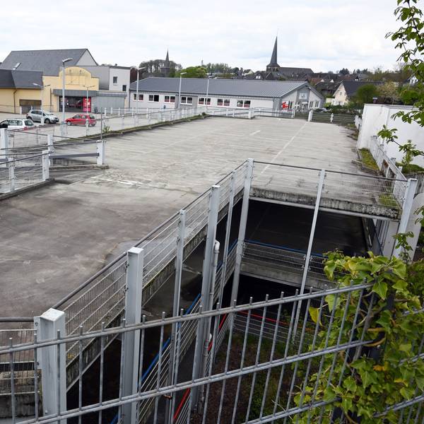 In Waldbröl krempelt die Petz-Rewe-GmbH ihre Filiale an der Gerberstraße völlig um, mit der Sanierung von Grund auf wird dort auch ein Parkhaus neu gebaut. Das alte wird ab dem kommenden Montag abgebrochen. Unser Foto zeigt die alten Parkdecks.