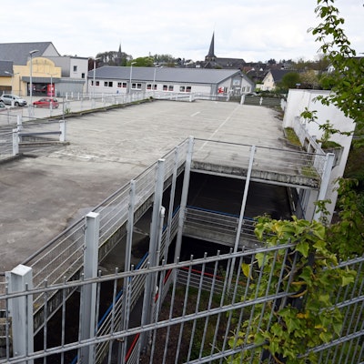In Waldbröl krempelt die Petz-Rewe-GmbH ihre Filiale an der Gerberstraße völlig um, mit der Sanierung von Grund auf wird dort auch ein Parkhaus neu gebaut. Das alte wird ab dem kommenden Montag abgebrochen. Unser Foto zeigt die alten Parkdecks.