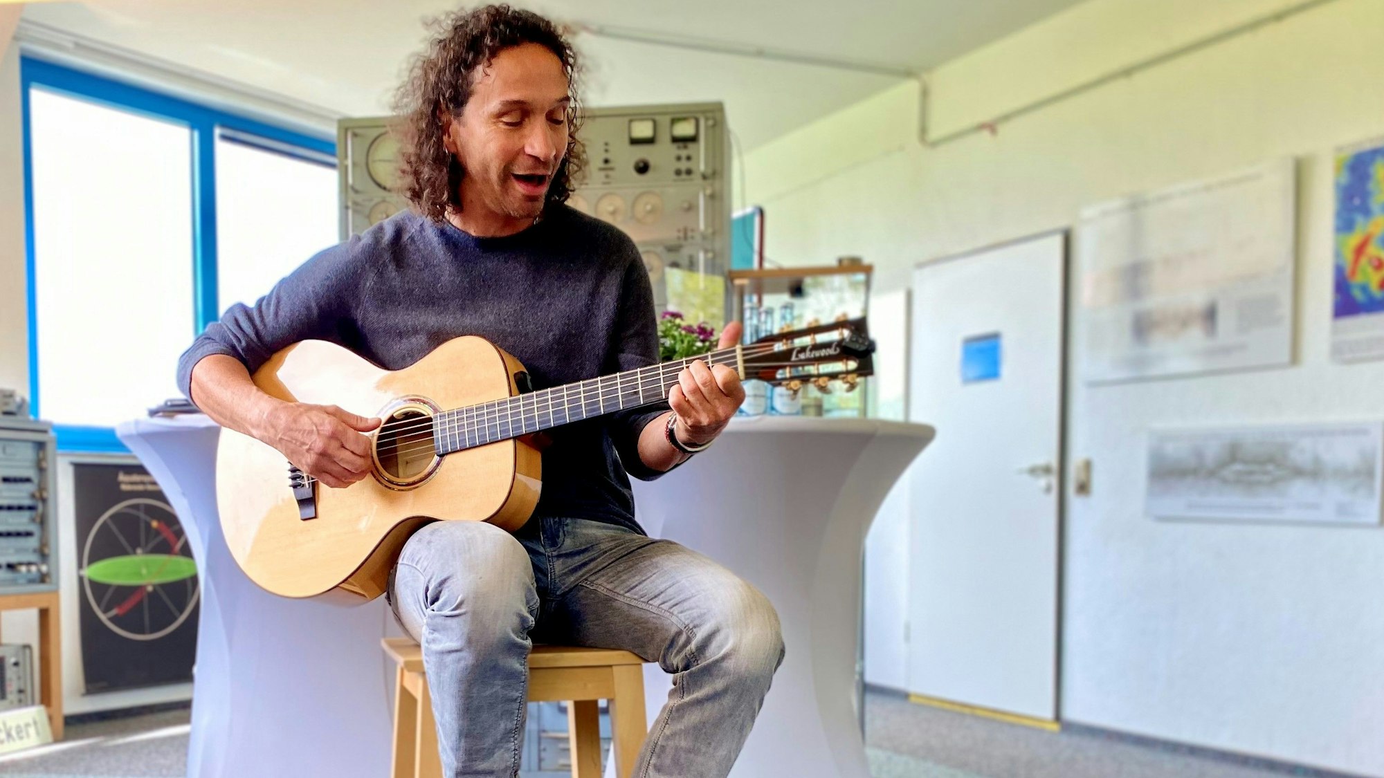 der Musiker Stephan Brings singt und spielt Gitarre.