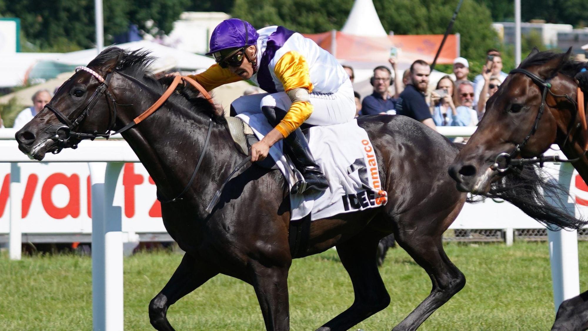 2022 in Hamburg: Jockey Bauyrzhan Murzabayev reitet auf seinem Pferd Sammarco als Erster über das Ziel.