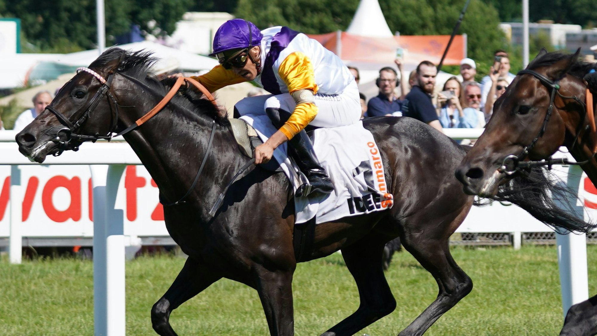 2022 in Hamburg: Jockey Bauyrzhan Murzabayev reitet auf seinem Pferd Sammarco als Erster über das Ziel.