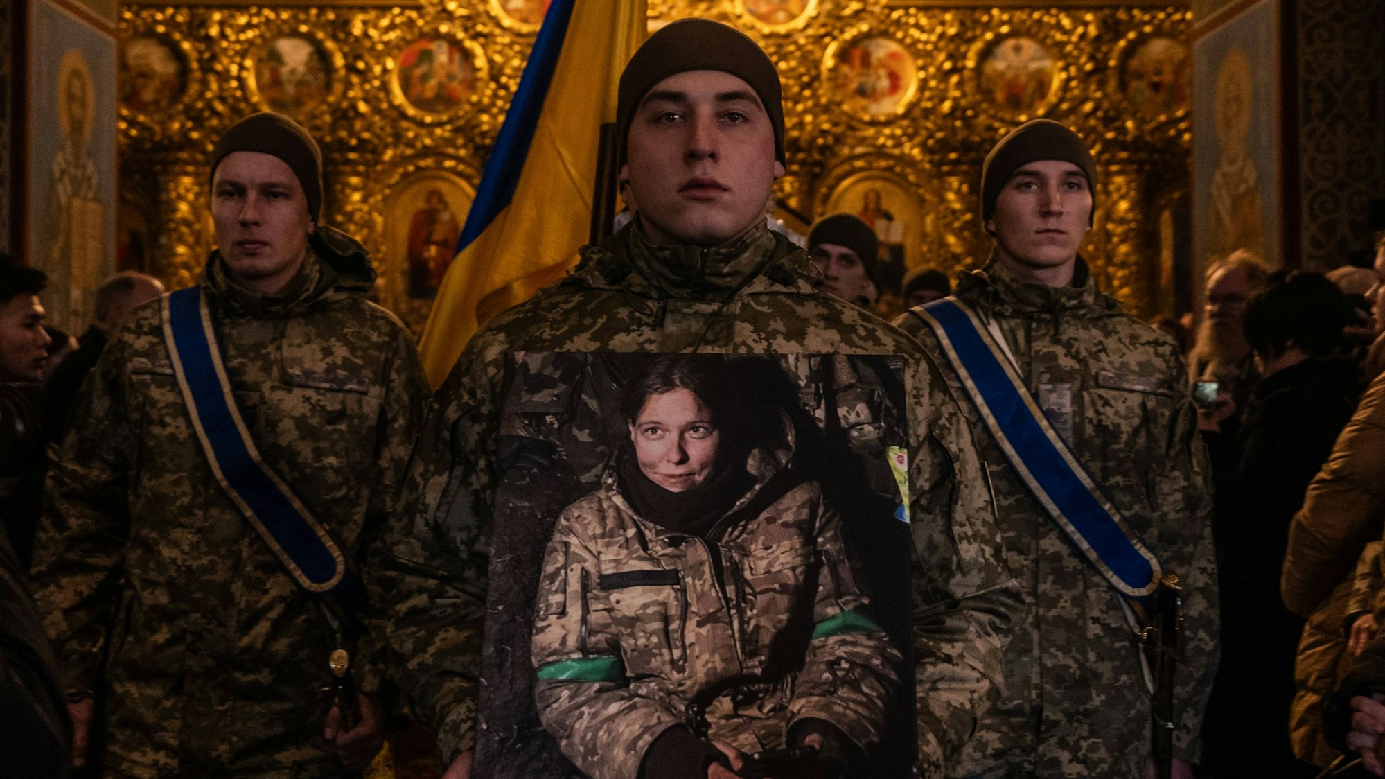 Ein Soldat hält ein Foto von Diana Savita Wagner bei ihrer Beerdigung in den Händen.