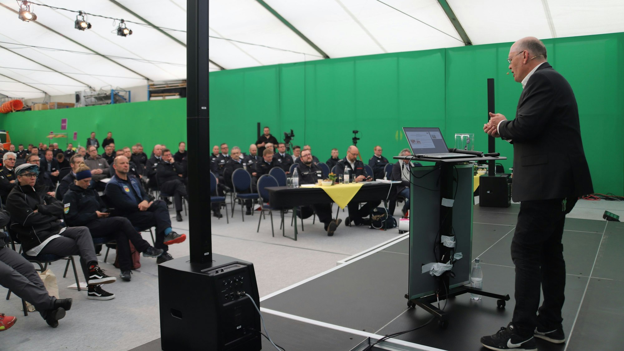 Ein hochkarätiges Fachpublikum lauschte in einer der Hallen den Vorträgen der Spezialisten.
