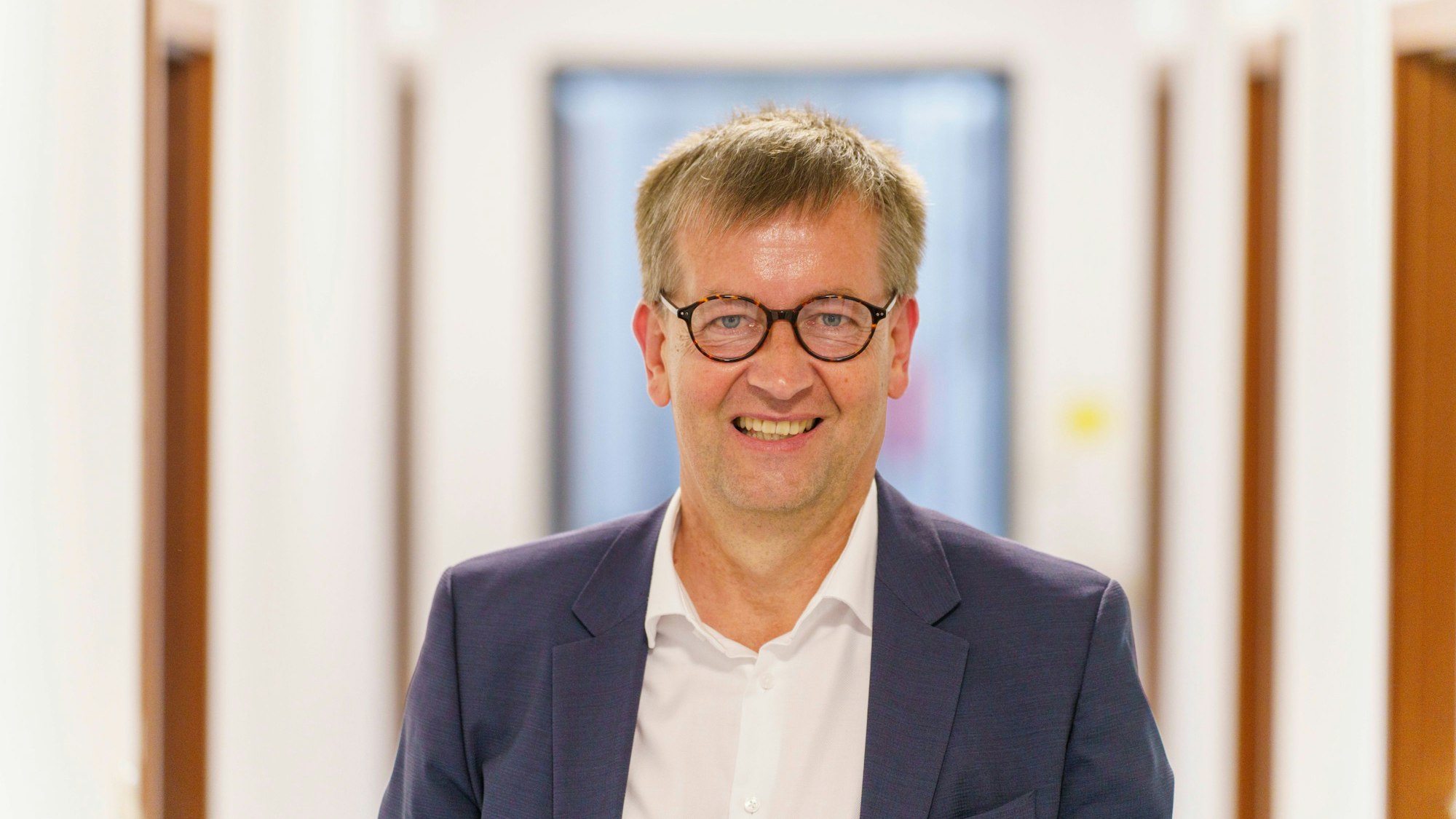 Burkhard Blienert beim Besuch einer Einrichtung.