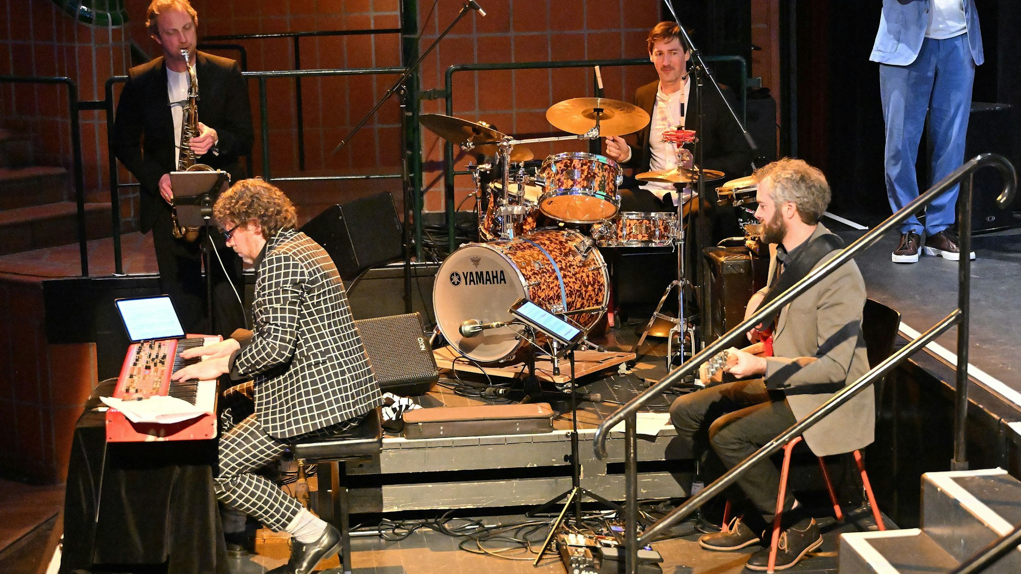 Die „Sportophonics“ spielt vor der Bühne des Bürgerhauses Bergischer Löwe in Bergisch Gladbach.
