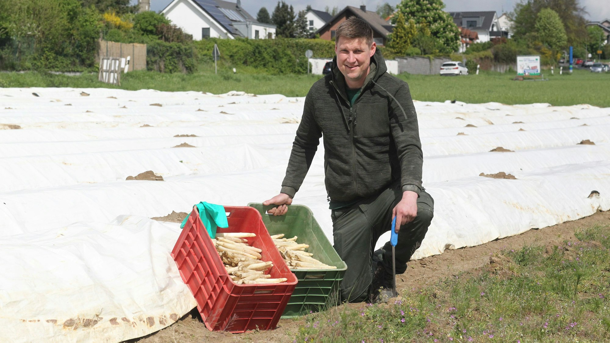 Spargel von der Familie Trimborn von Gut Schiefelbusch auf dem Feld in Siegburg-Braschoss.
Juniorchef Andreas Brschoss im Spargelfeld in Siegburg-Braschoss, wo allerdings erst in drei Wochen mit der Ernte begonnen wird. Der Spargel ist vom Feld in Brück vom frühen Feld, das 200 Meter niedriger liegt.