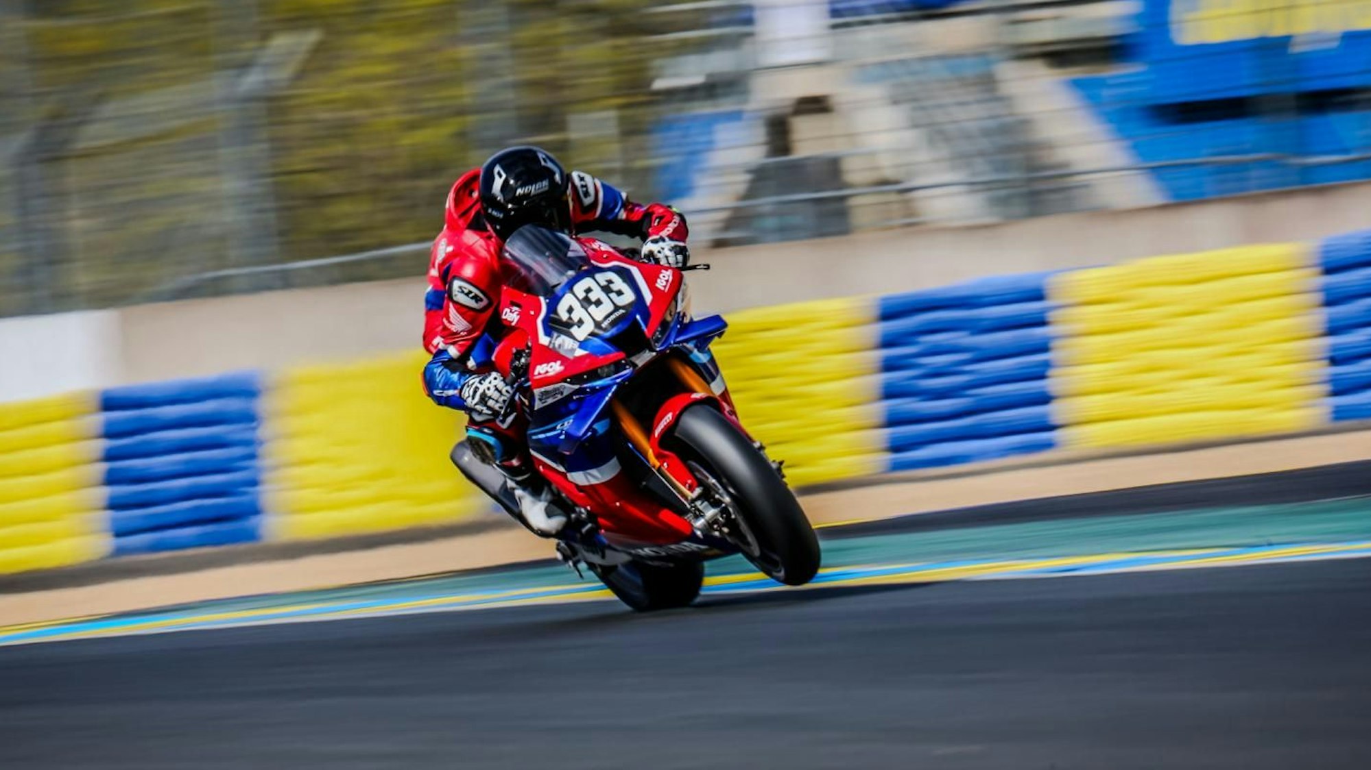 Florian Alt fährt mit leicht erhobenen Vorderrad auf seiner Honda über die Rennstrecke in Le Mans.