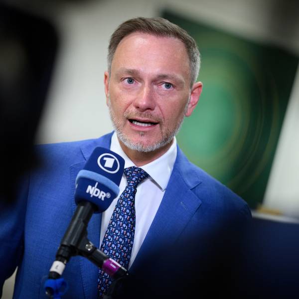 18.04.2024, USA, Washington: Christian Lindner (FDP), Bundesminister der Finanzen, gibt vor einem Ballsaal im Fairmont Hotel Fernseh-Interviews.