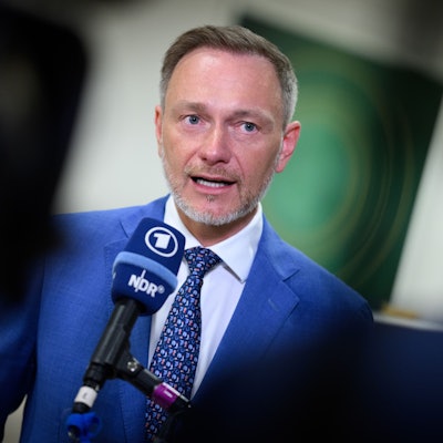 18.04.2024, USA, Washington: Christian Lindner (FDP), Bundesminister der Finanzen, gibt vor einem Ballsaal im Fairmont Hotel Fernseh-Interviews.