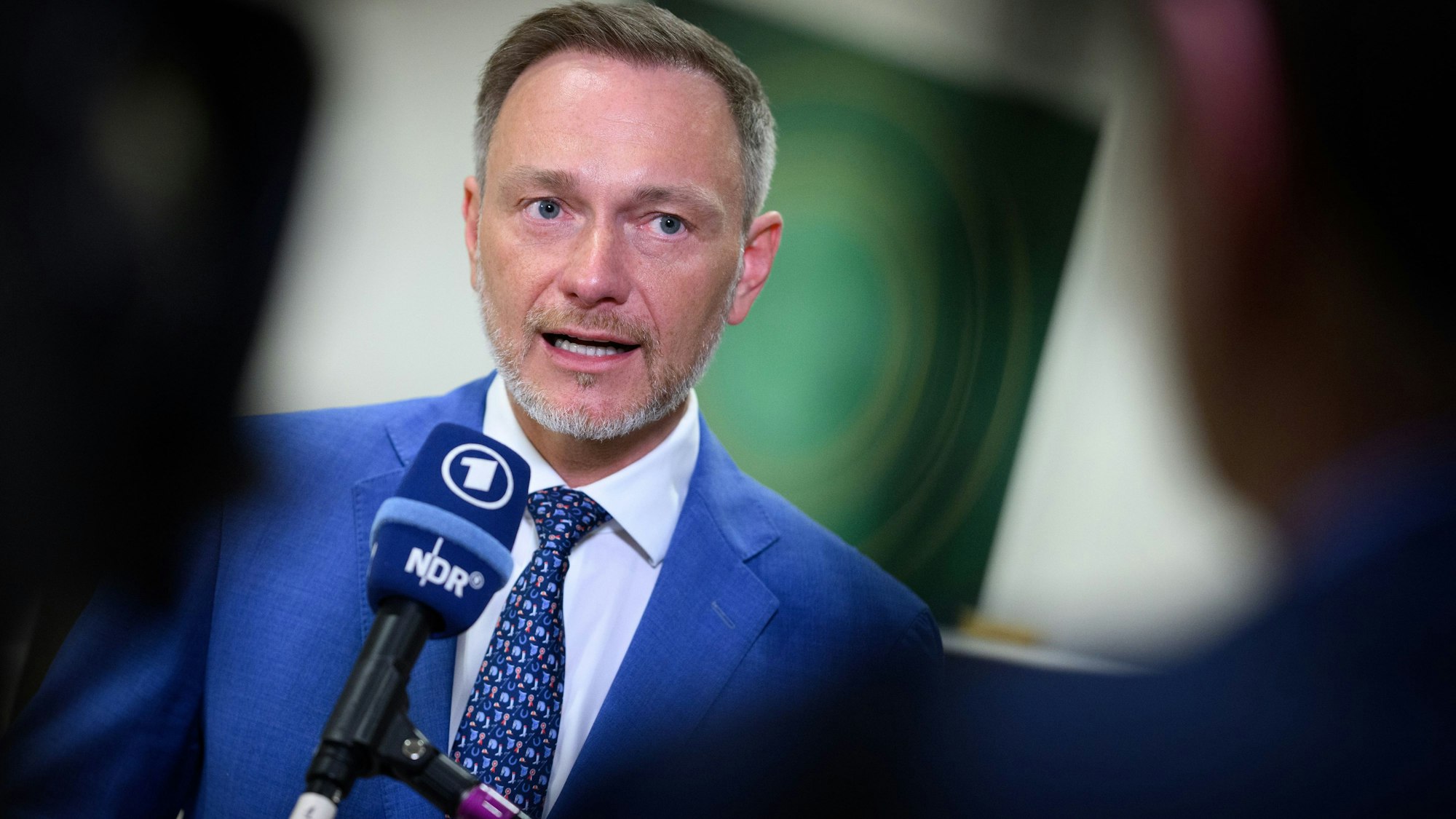18.04.2024, USA, Washington: Christian Lindner (FDP), Bundesminister der Finanzen, gibt vor einem Ballsaal im Fairmont Hotel Fernseh-Interviews.