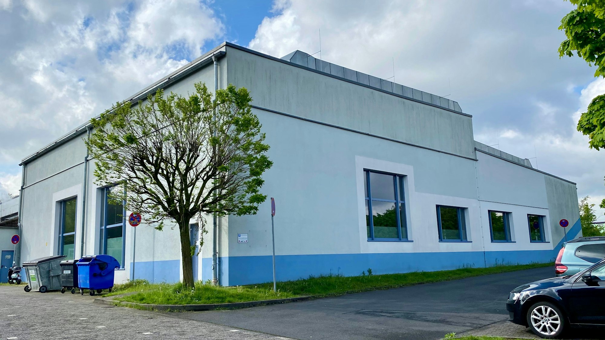 Auf dem Foto ist das Schulschwimmbad in Wesseling von außen zu sehen.