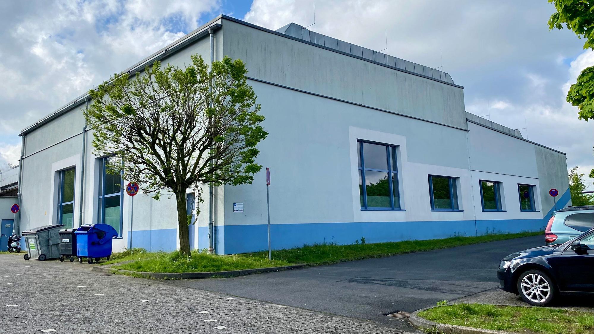 Auf dem Foto ist das Schulschwimmbad in Wesseling von außen zu sehen.