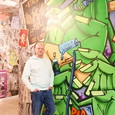 Tim Ossege (alias seiLeise, mit Bart) und Tom Weecks (alias cutsandpieces) veranstalten die Ausstellung „Street Legacy Vol. 4“. (Archivbild)