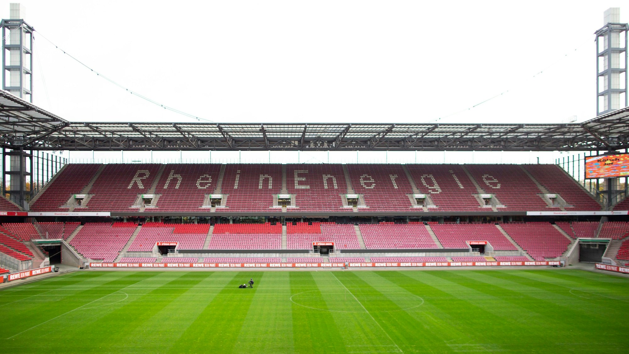 Nach dem 2:0-Erfolg des 1. FC Köln gegen Eintracht Frankfurt wurden bis zu 100 mutmaßliche Anhänger in eine Schlägerei verwickelt. Die Polizei ermittelt wegen schweren Landfriedensbruchs. (Archivbild)