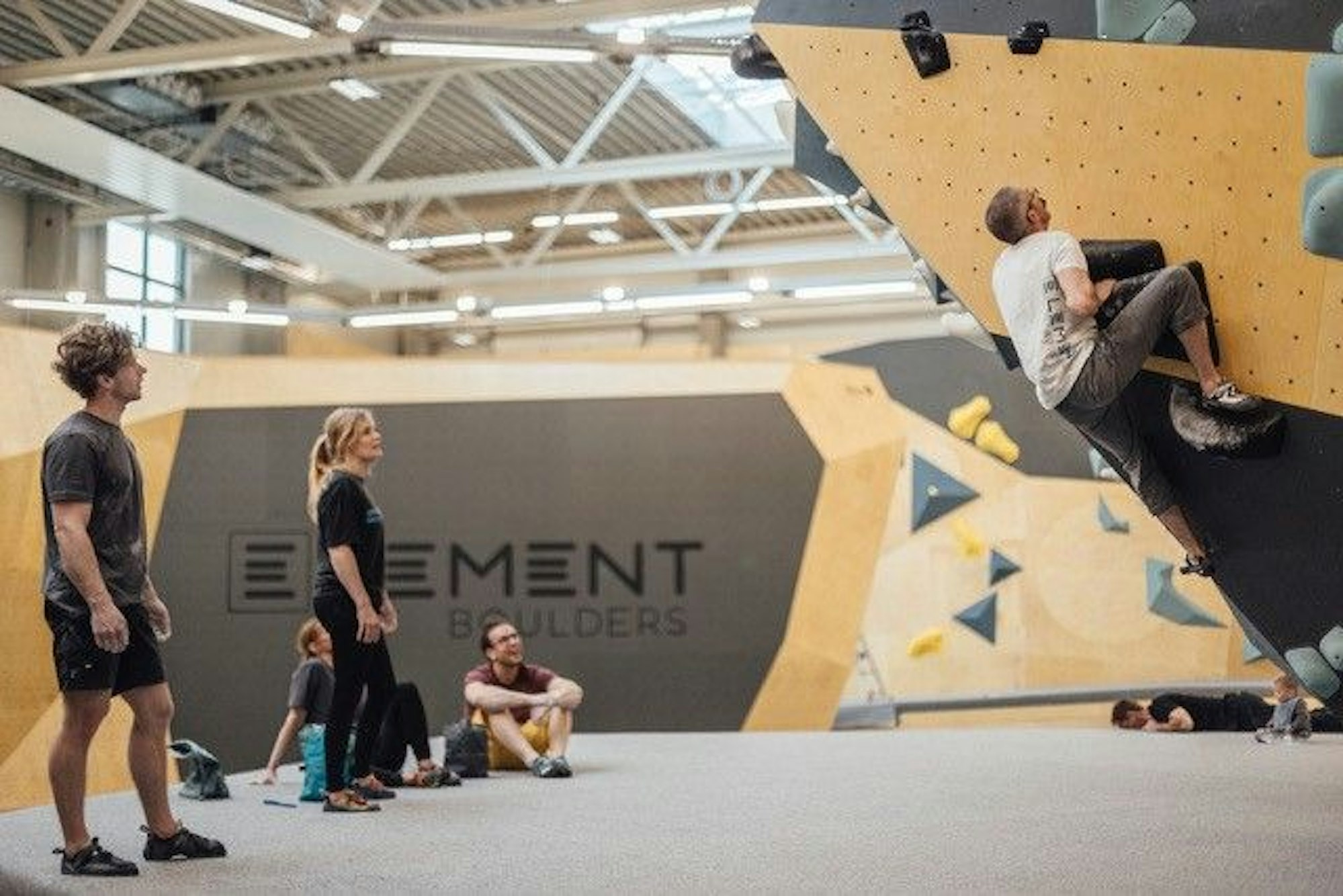 Kletterer in einer Boulderhalle