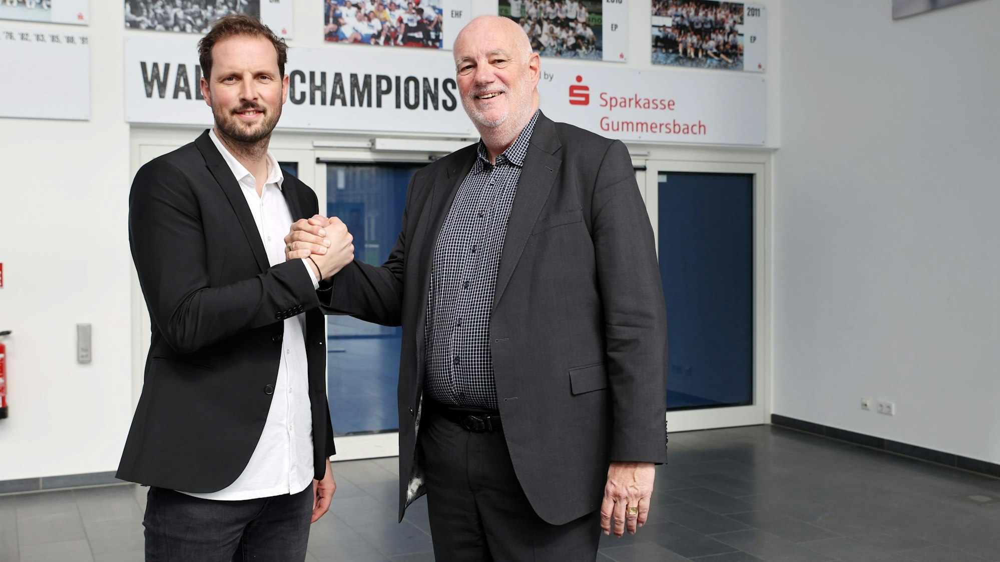 VfL-Geschäftsführer Christoph Schindler und Frank Grebe, Vorstandsvorsitzender der Sparkasse Gummersbach, besiegeln die Verlängerung der Partnerschaft mit einem Händedruck.