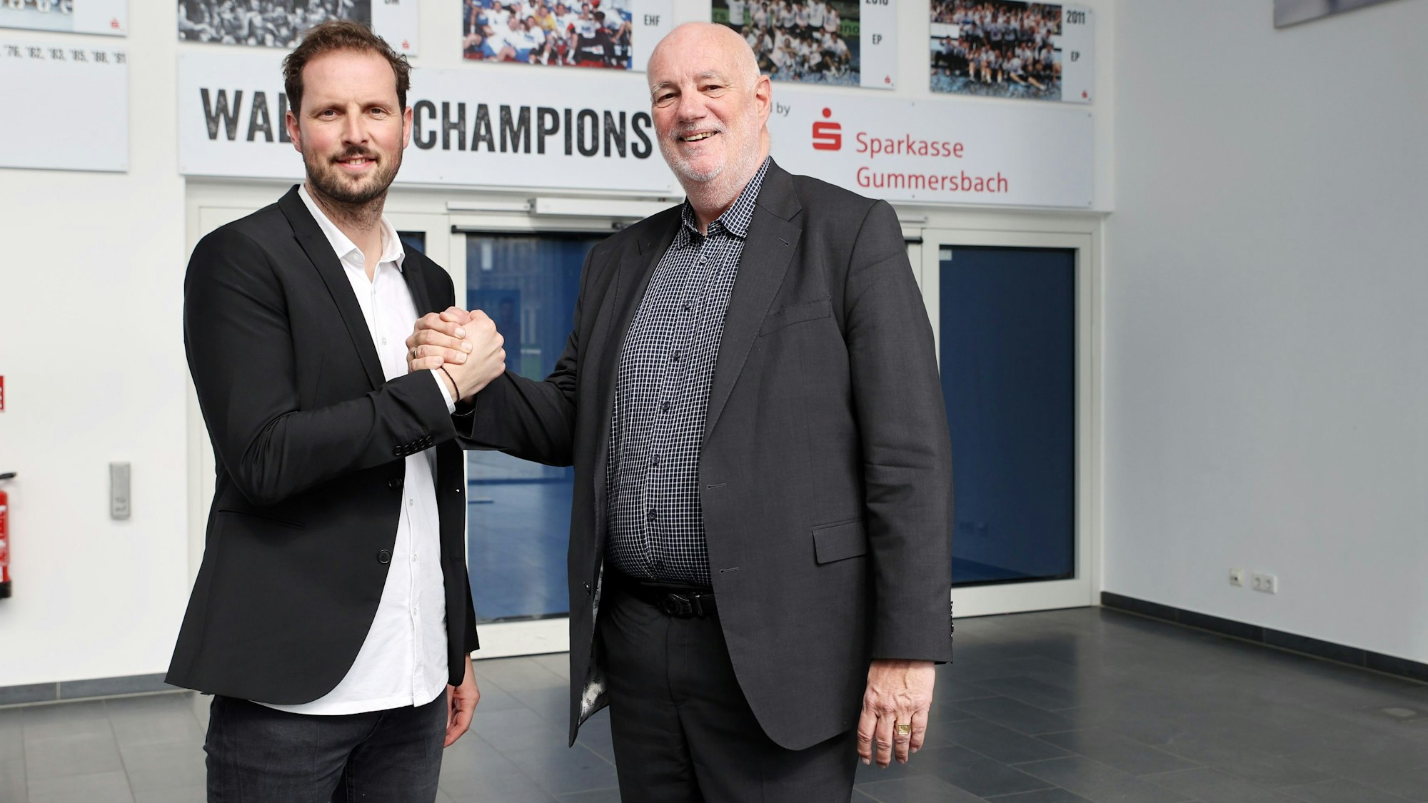 VfL-Geschäftsführer Christoph Schindler und Frank Grebe, Vorstandsvorsitzender der Sparkasse Gummersbach, besiegeln die Verlängerung der Partnerschaft mit einem Händedruck.