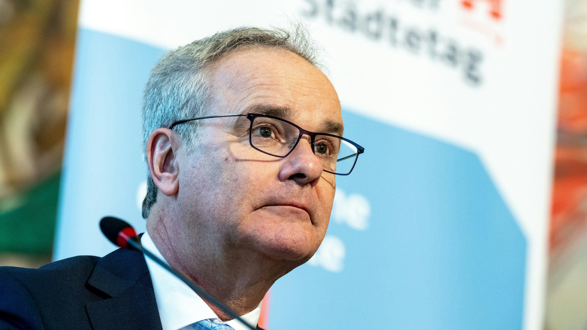 Helmut Dedy, Hauptgeschäftsführer des Deutschen Städtetages, spricht auf einer Pressekonferenz.