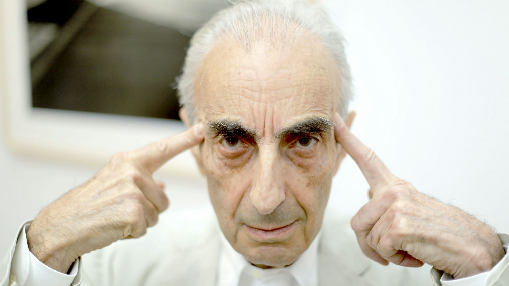 Benjamin Katz schaut in die Kamera, seine Zeigefinder hält er an die Schläfen.