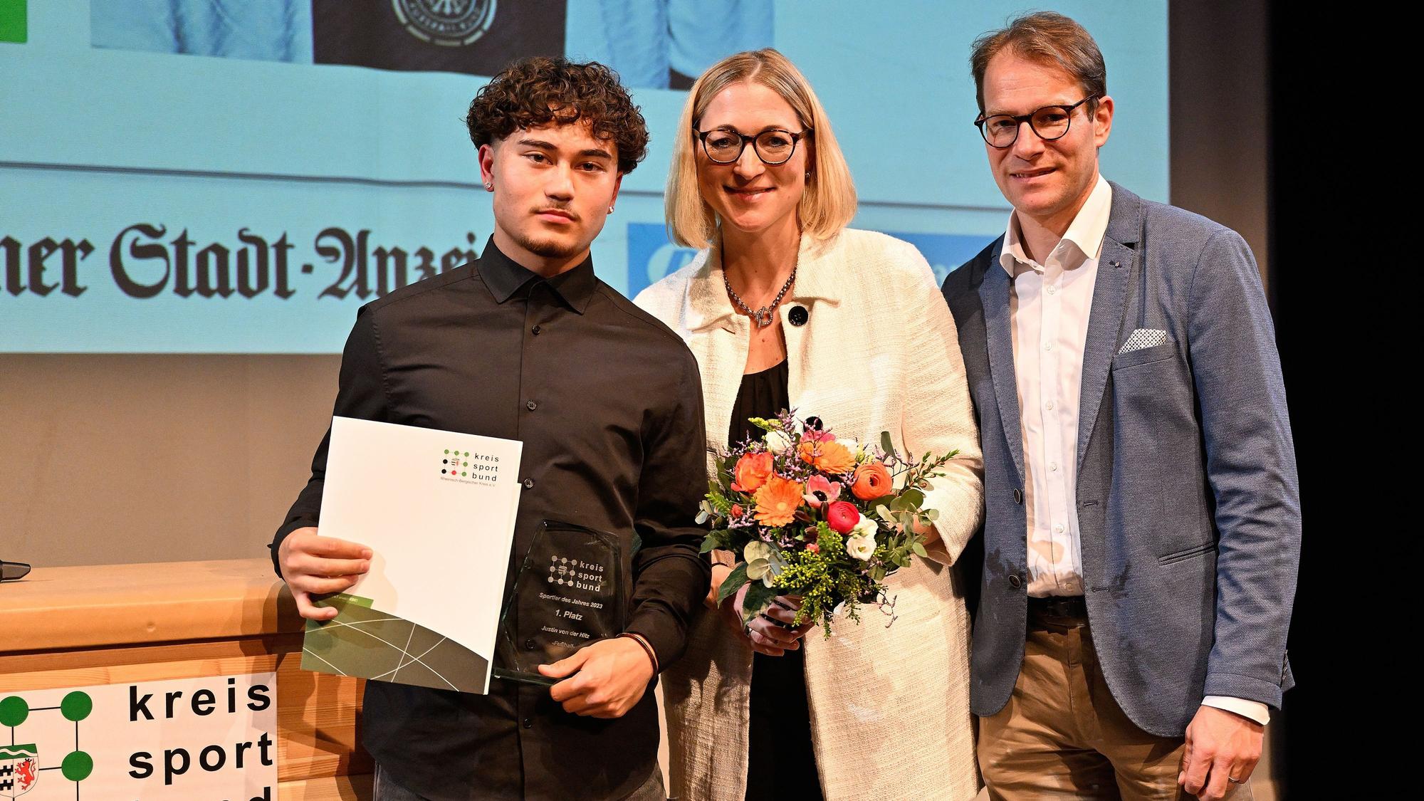 Justin von der Hitz psoiert mit Christiane Bechem und Gubter Derksen von der Kreissparkasse Köln
