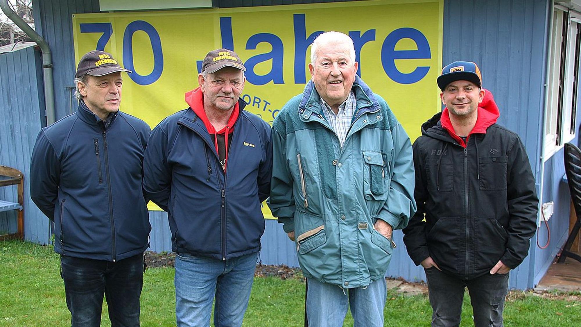 Die Verantwortlichen des MSC Euskirchen-Euenheim posieren vor einem Plakat, das auf das 70-jährige Bestehen hinweist.