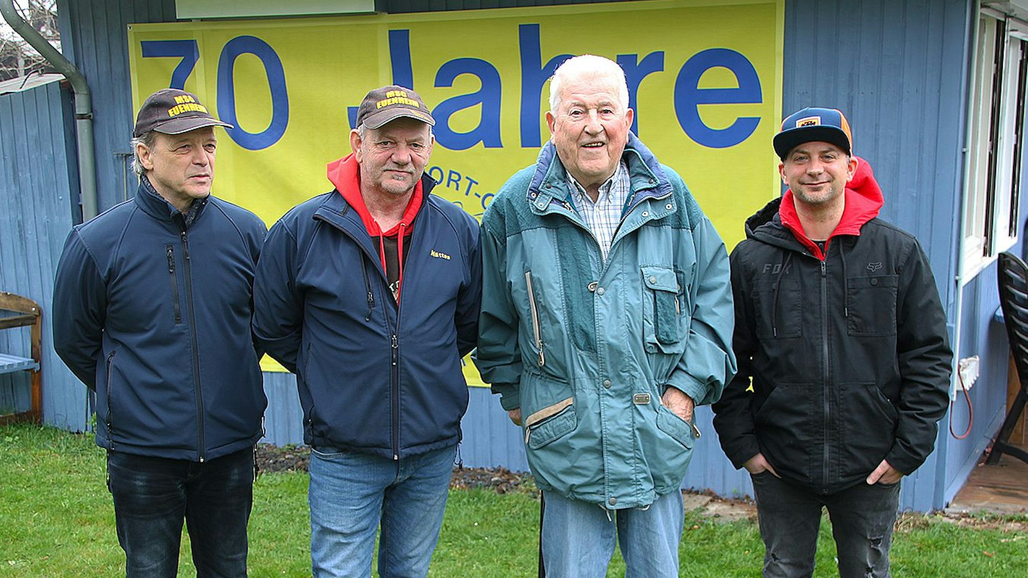 Die Verantwortlichen des MSC Euskirchen-Euenheim posieren vor einem Plakat, das auf das 70-jährige Bestehen hinweist.