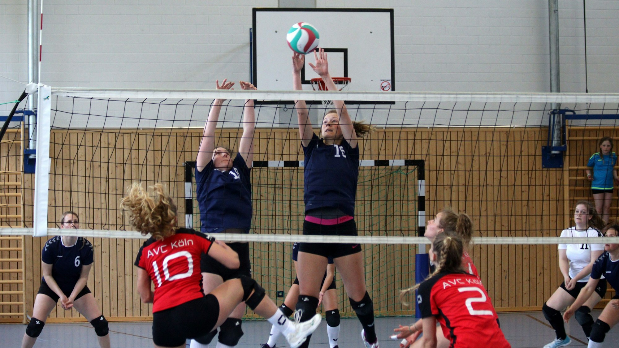 Spielerinnen des TV Stotzheim blocken einen Ball des AVC Köln.