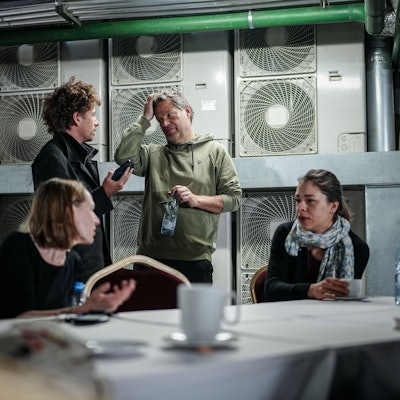 Vizekanzler Robert Habeck (Grüne) steht am Freitag (19. April) nach einem Luftalarm in Kiew in einem Schutzbunker. In den frühen Morgenstunden war vor schweren russischen Luftangriffen in der Ukraine gewarnt worden.