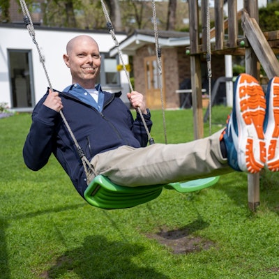 Dominik Bernauer kämpft gegen den Blutkrebs. Er hatte mehrmals Leukämie und hat zwei Stammzellentransplantationen bekommen. Hier schaukelt er in seinem Garten in Refrath.