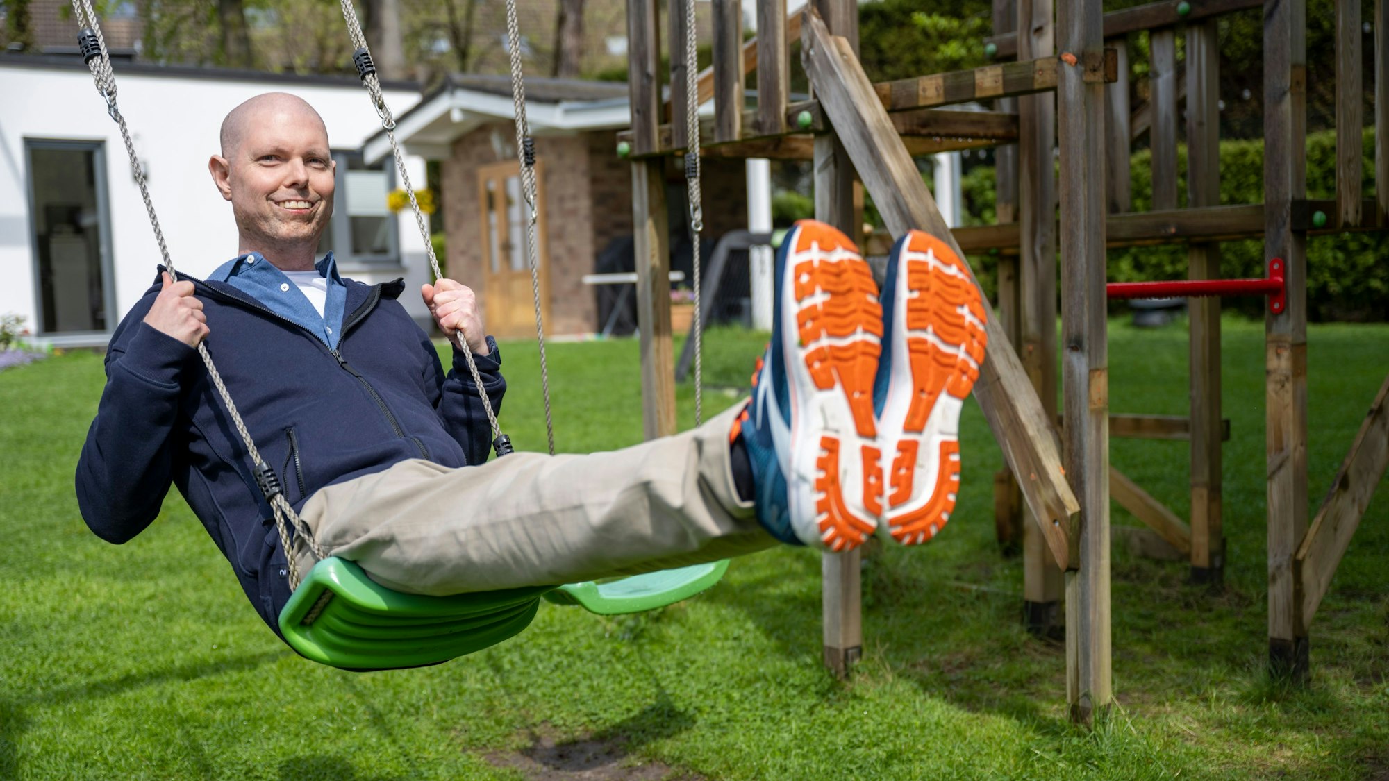 Dominik Bernauer kämpft gegen den Blutkrebs. Er hatte mehrmals Leukämie und hat zwei Stammzellentransplantationen bekommen. Hier schaukelt er in seinem Garten in Refrath.