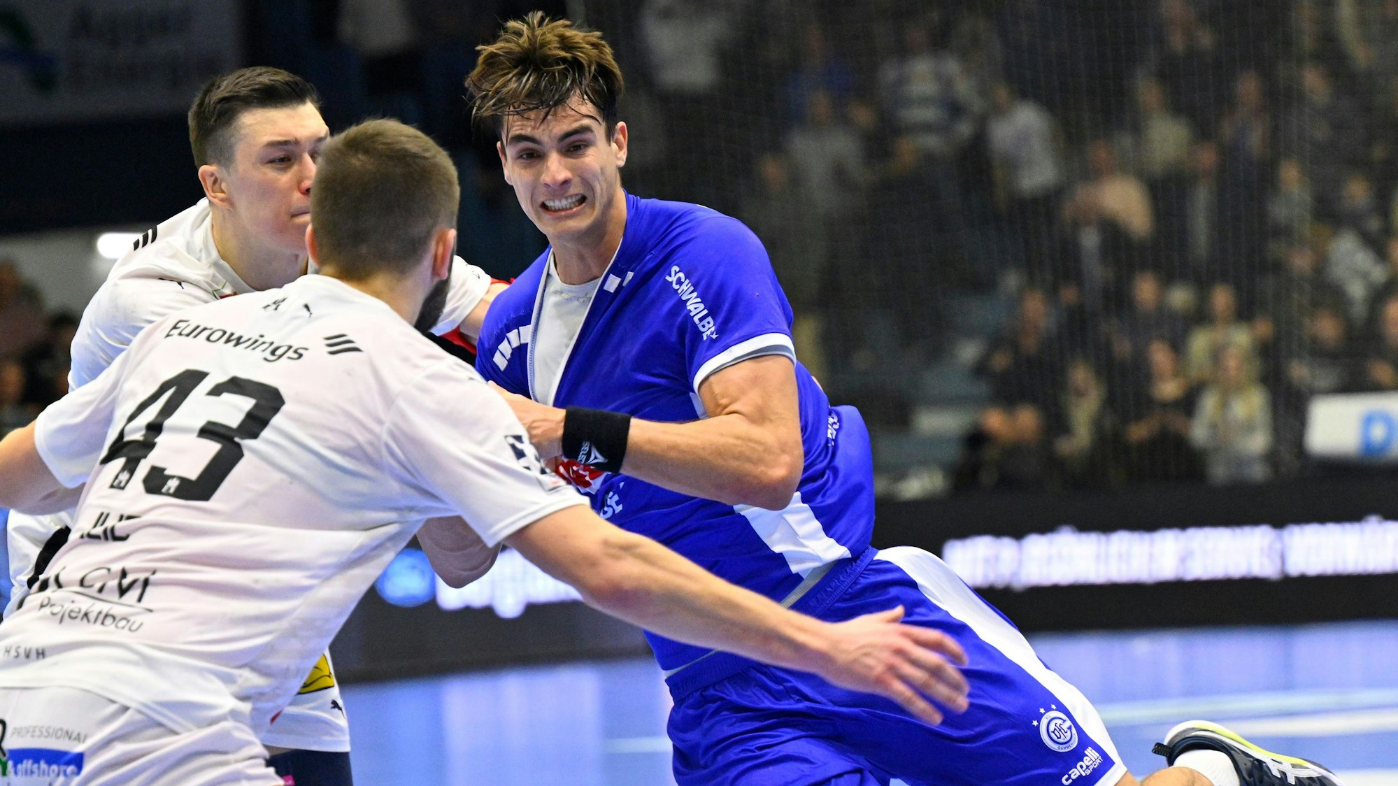 Zwei Hamburger Spieler versuchen Julian Köster zu stoppen.