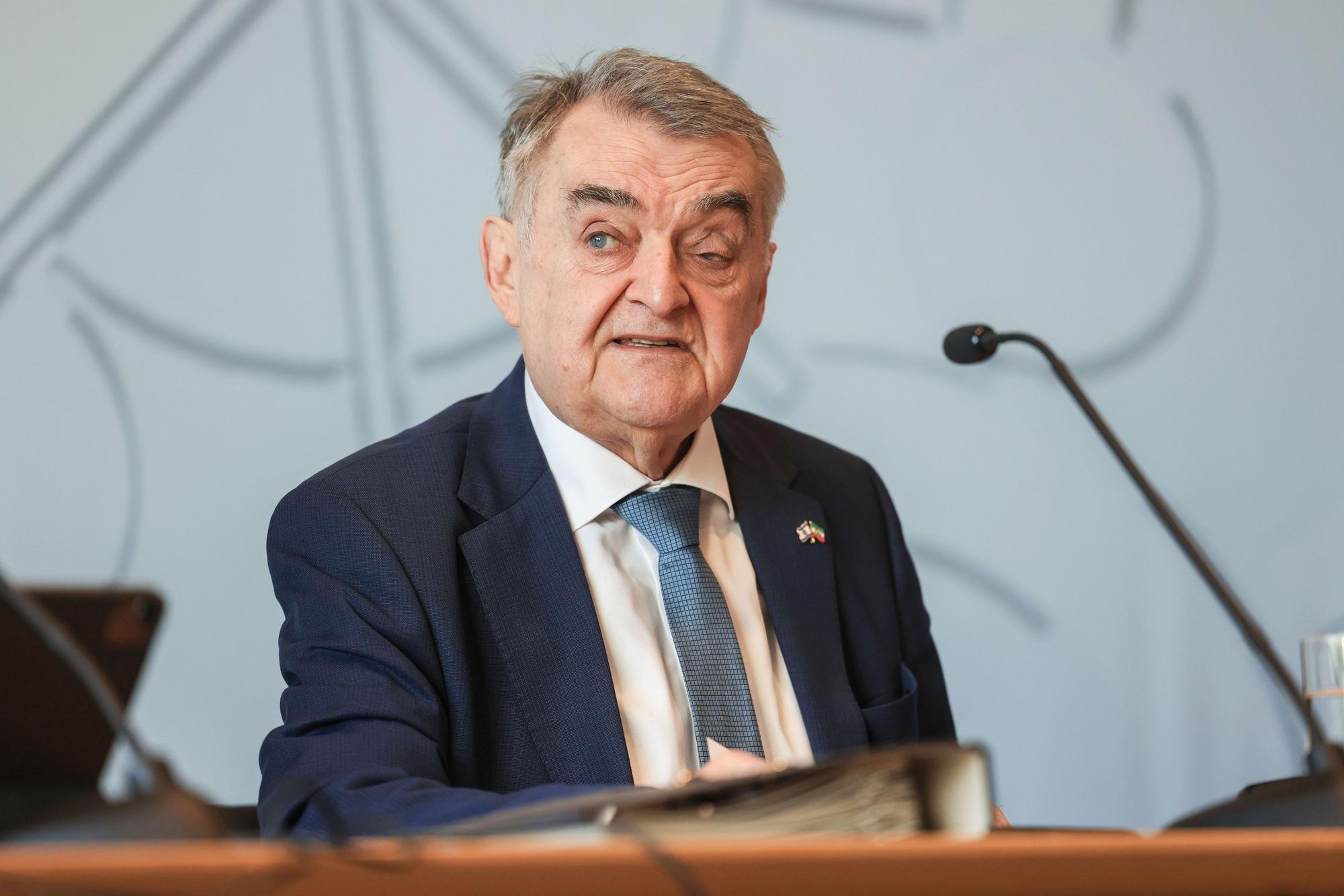 Herbert Reul (CDU), Innenminister in Nordrhein-Westfalen spricht in der Landespressekonferenz. Innenminister Reul hat den Bericht des Verfassungsschutzes vorgestellt.
