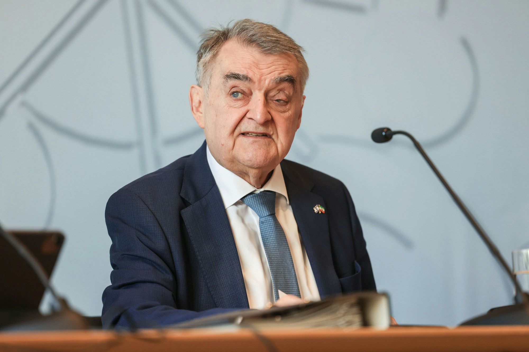 Herbert Reul (CDU), Innenminister in Nordrhein-Westfalen spricht in der Landespressekonferenz. Innenminister Reul hat den Bericht des Verfassungsschutzes vorgestellt.