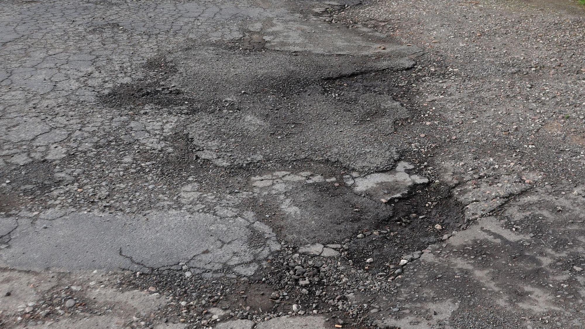 Die Schlaglöcher als Folge von Frost werden in der Stadt je nach Bedeutung der einzelnen Straßen geschlossen. Foto: Uwe Schäfer