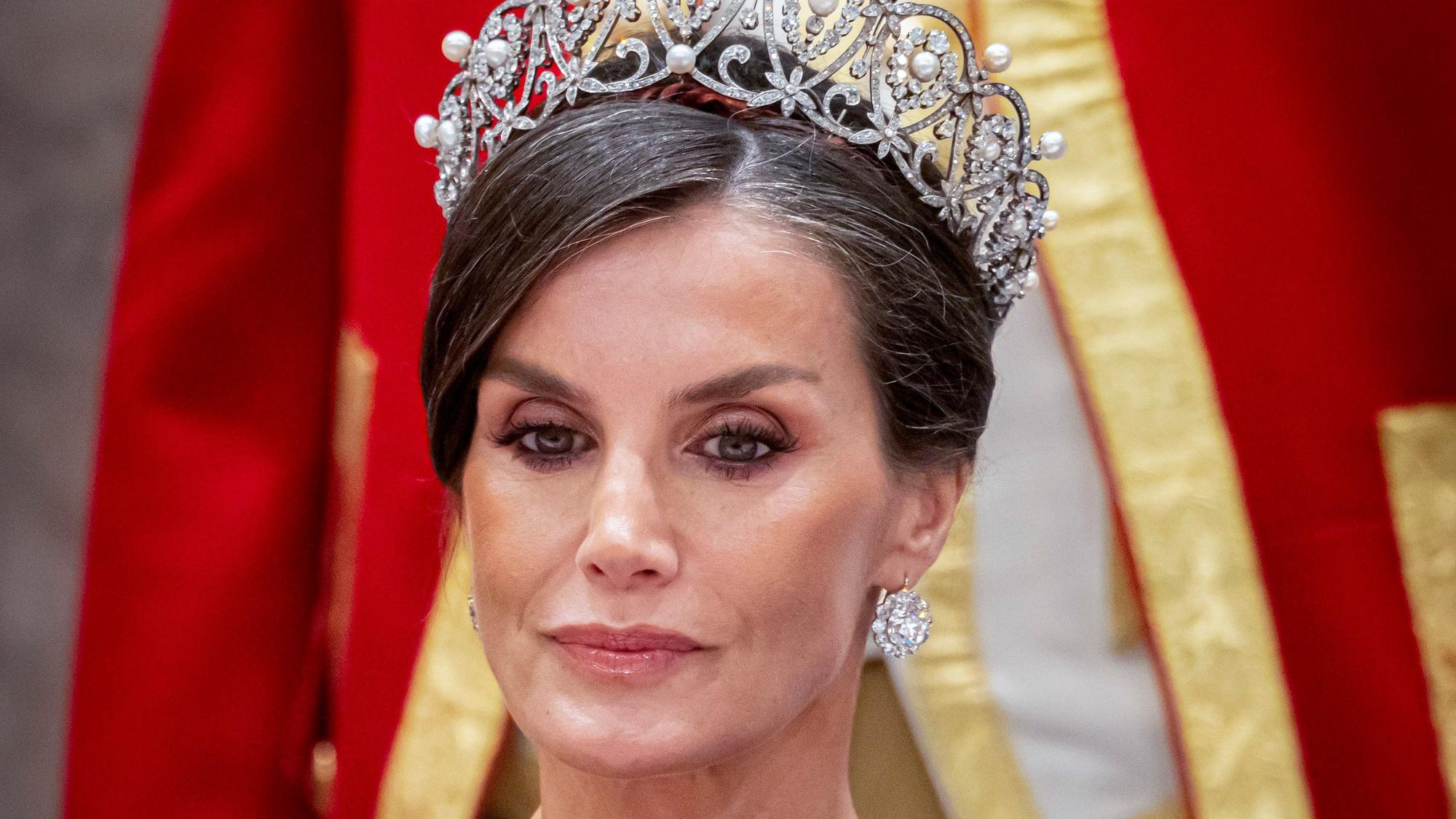 Königin Letizia mit Krone.