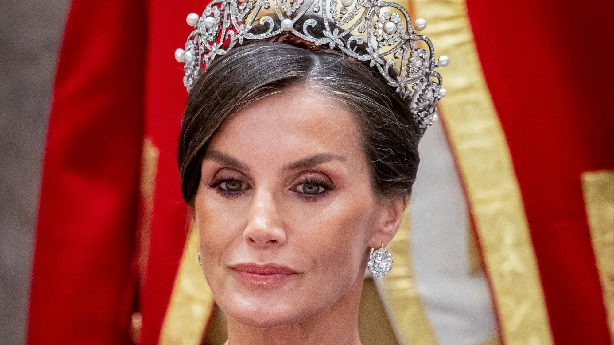 Königin Letizia mit Krone.