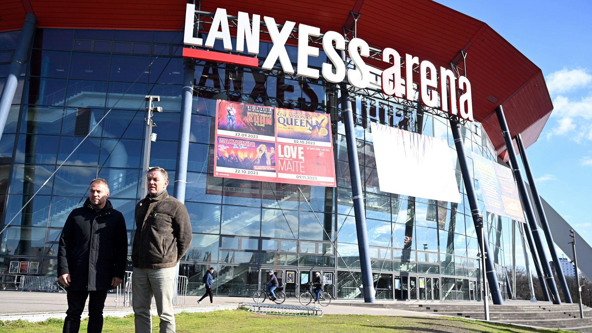 Fußball-Bundestrainer Hansi Flick (l) und Handball-Bundestrainer Alfred Gislason stehen zusammen vor der Lanxess-Arena.