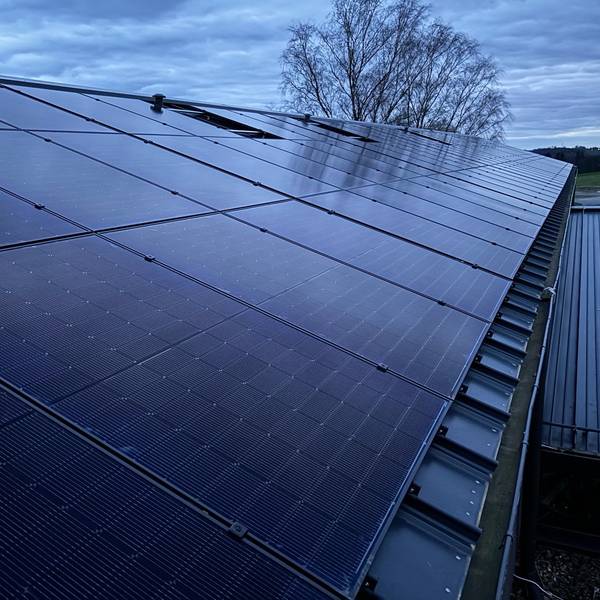 Das Foto zeigt Solarmodule auf dem Dach des Dietrich-Bonhoeffer-Gymnasiums Bergisch Gladbach
