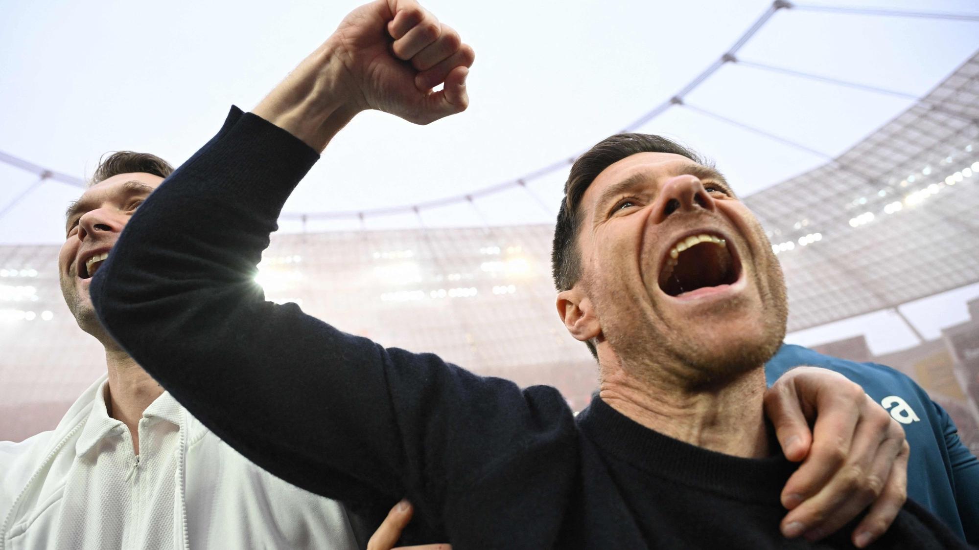 Meister 2023/2024: Leverkusens Trainer Xabi Alonso (r.) und Geschäftsführer Simon Rolfes.