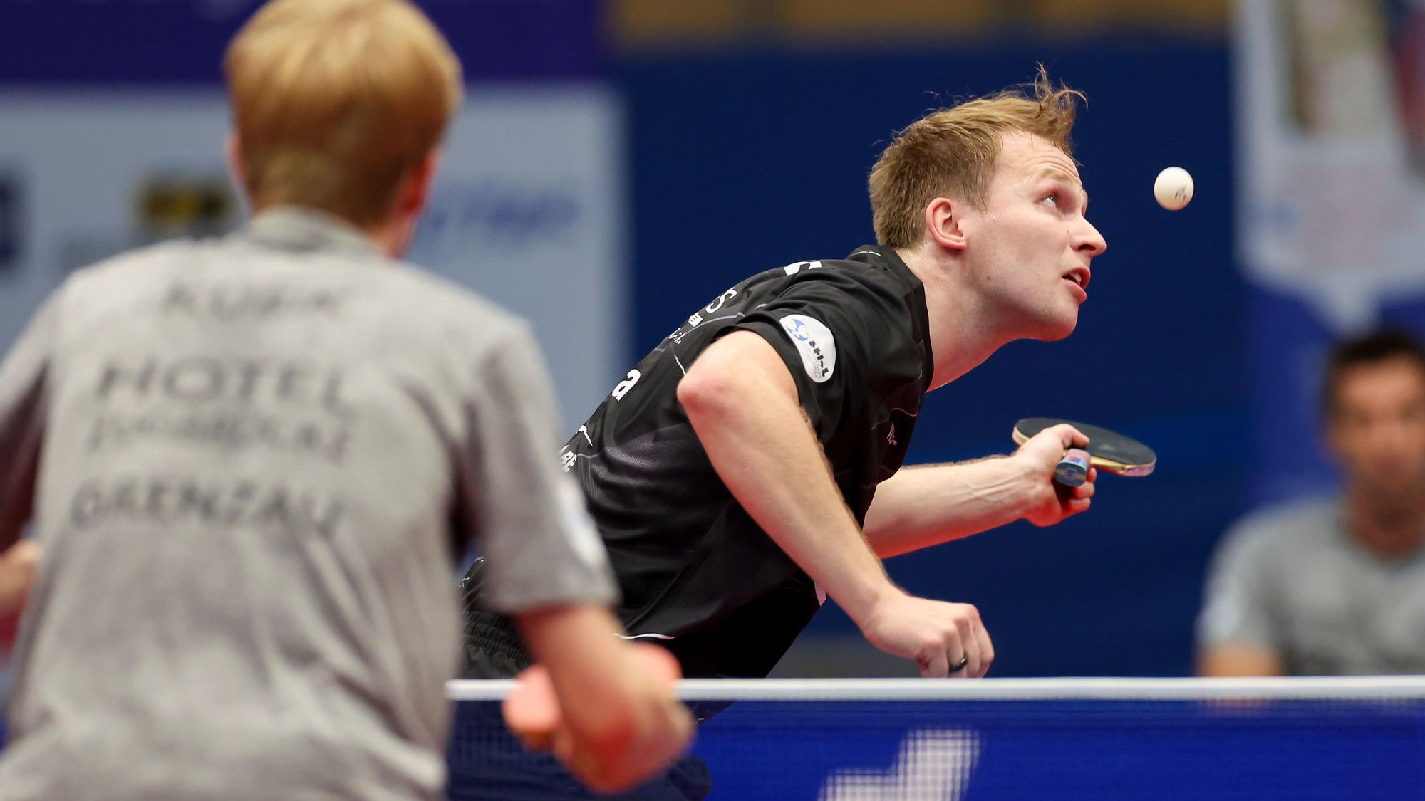 Tischtennisspieler Benedikt Duda in einer Spielsituation an einer Tischtennisplatte.