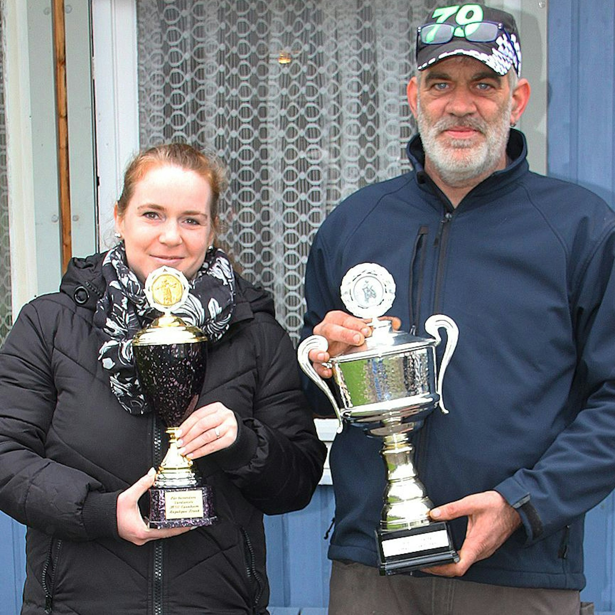 Angelique Frank und Marc Euskirchen mit ihren Verdienstpokalen.