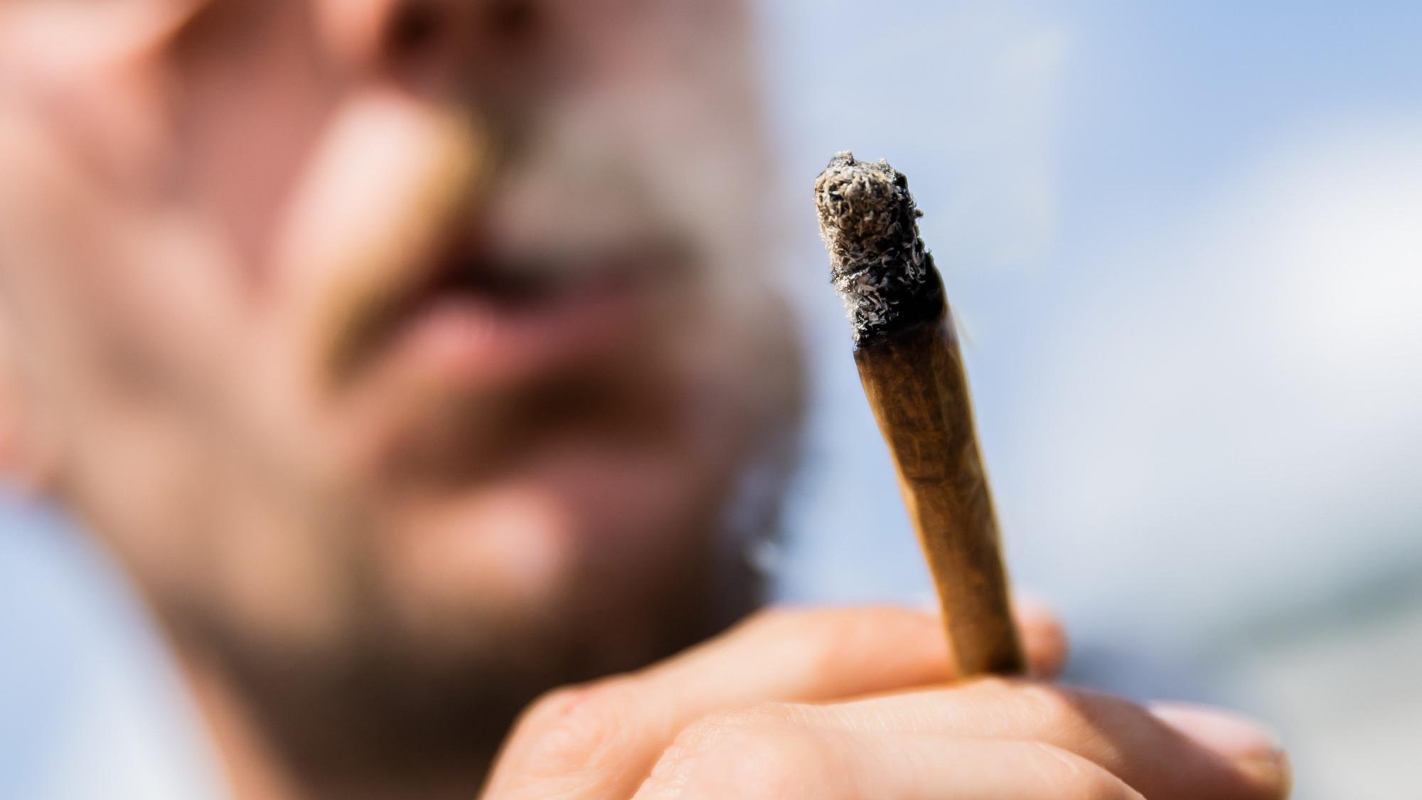Mann mit Joint