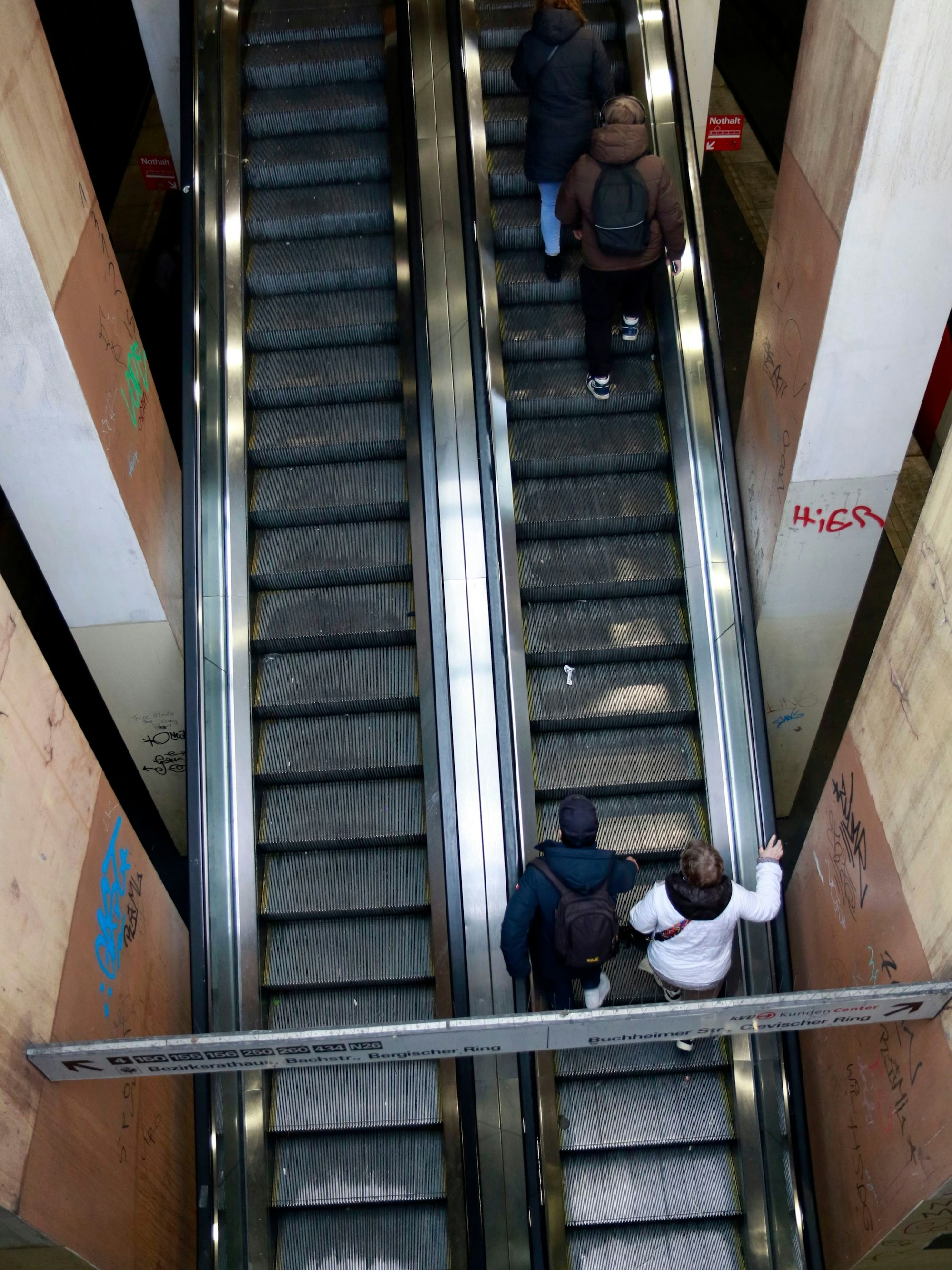 Rolltreppen am Wiener Platz von oben.